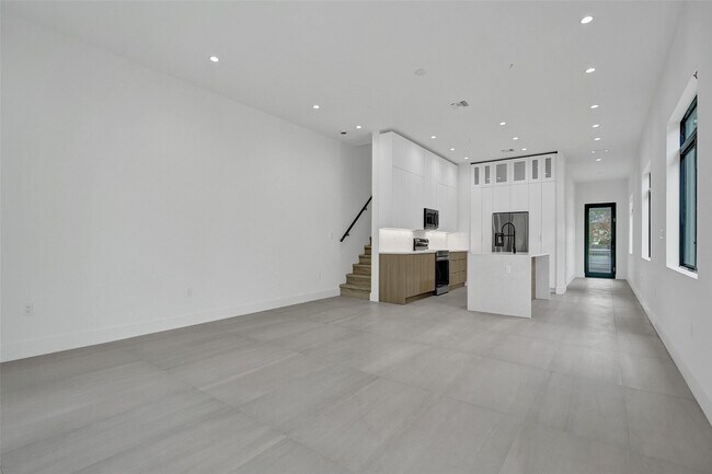 Building Photo - 606 SW 7th Ave