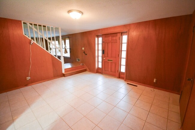 Building Photo - 4 Bed, 2 Bath Home for Rent – Unique Design & Retro Charm