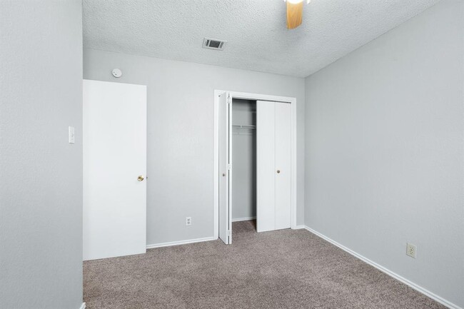 Building Photo - 6002 Parkwood Dr