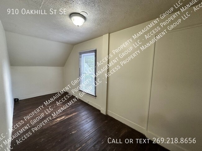 Building Photo - 910 Oakhill St SE