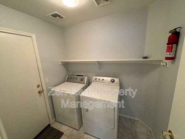 Building Photo - 39610 N Cumberland Dr