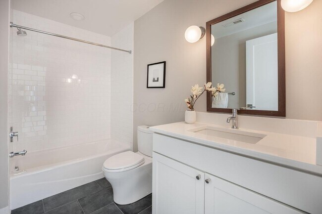 Building Photo - 598 Lathrop St