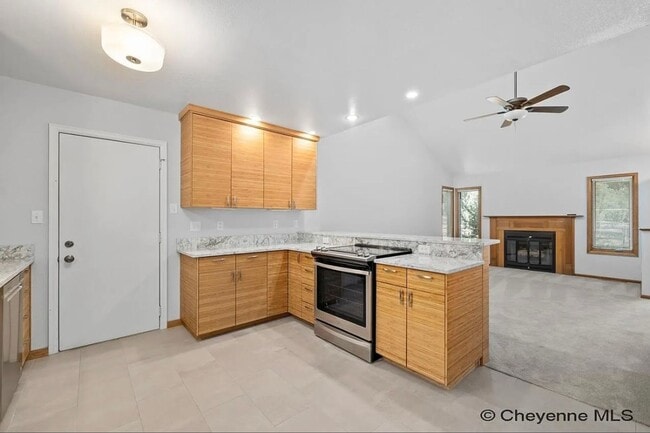 Building Photo - 3 BEDROOM, 2 BATHROOM TOWNHOME WITH 1 CAR ...