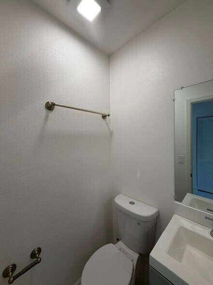 Building Photo - 519 Pilgrim Rd