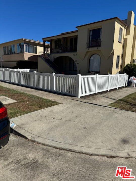 Primary Photo - 1068 S Wooster St