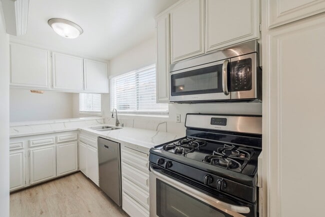 Building Photo - Beautiful remodeled 2 bed 2 bath townhome ...
