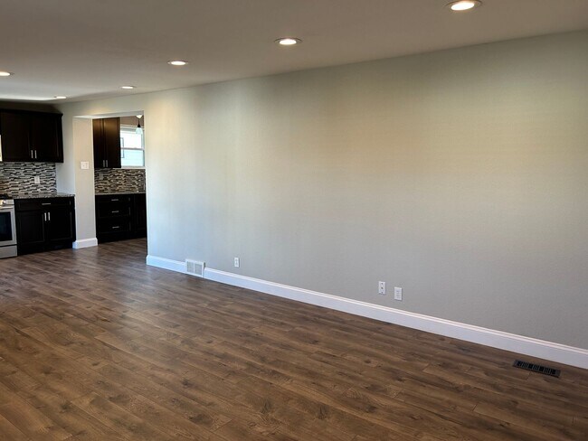 Building Photo - Modern Renovation in Sought-After Area