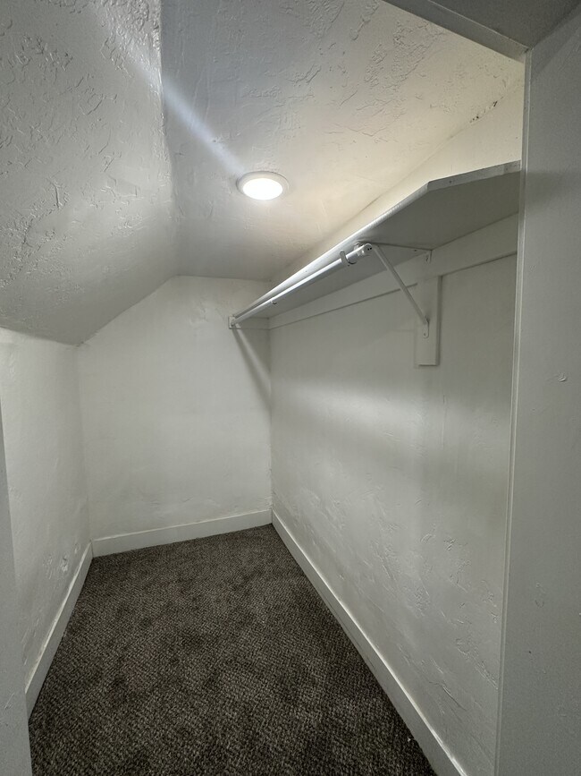 Building Photo - 568 W 300 N