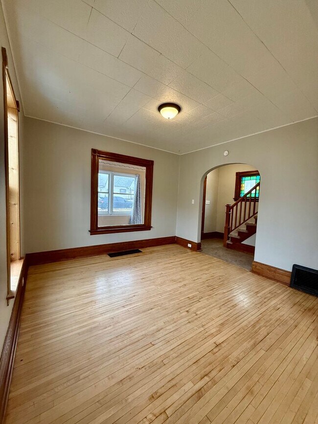 Building Photo - Available Feb 15th! Spacious 3–4 Bedroom Home in Prime Central Location