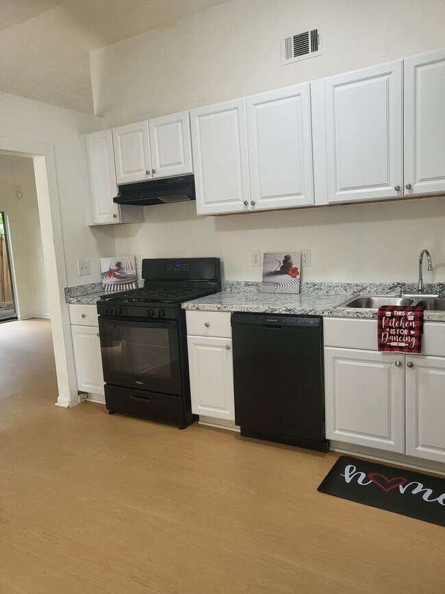 Building Photo - 6059 Creekford Dr