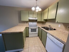 Building Photo - Unfurnished One Bedroom Available Immediately!