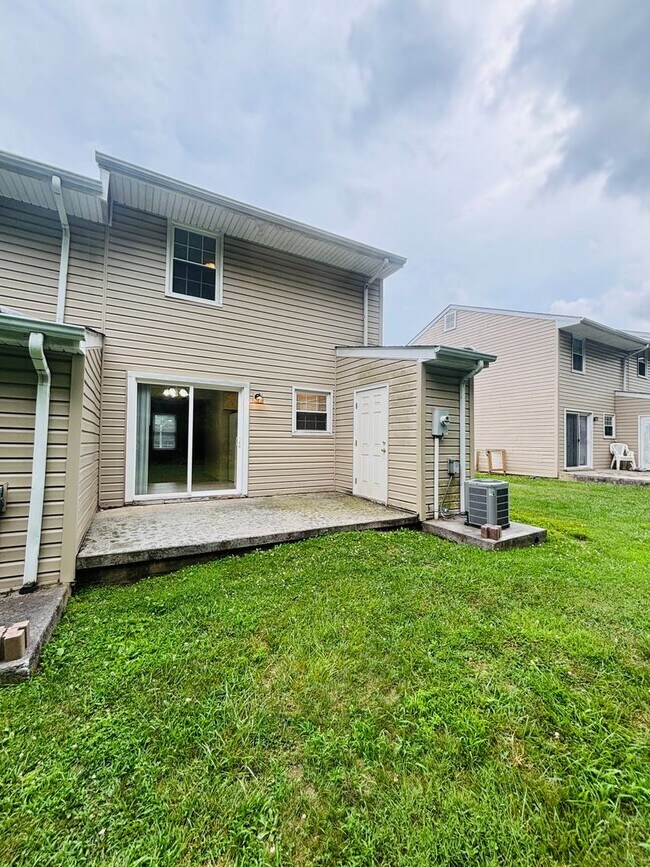 Building Photo - 2 Bedroom, 1.5 Bath Townhouse