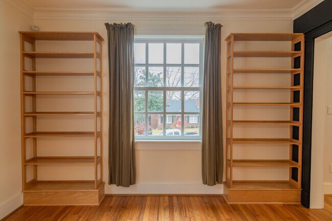 Building Photo - FOR RENT in LAKE BOTTOM! Available Now!