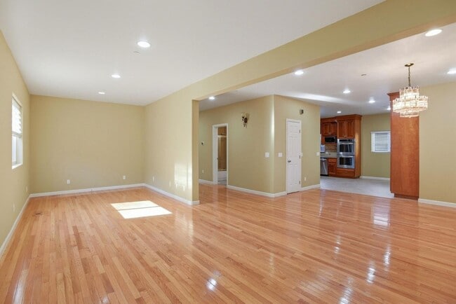 Building Photo - 659 Upton St