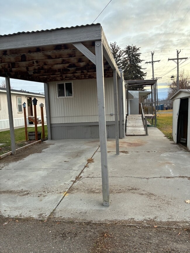 Building Photo - 511 S H St