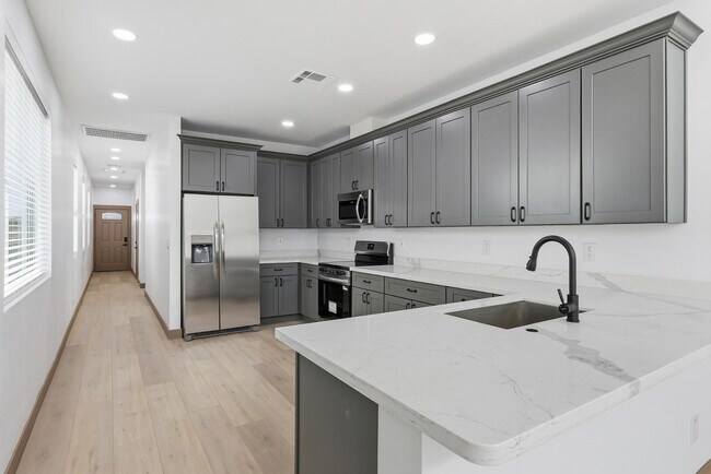 Building Photo - 2805 Trumbull Rd