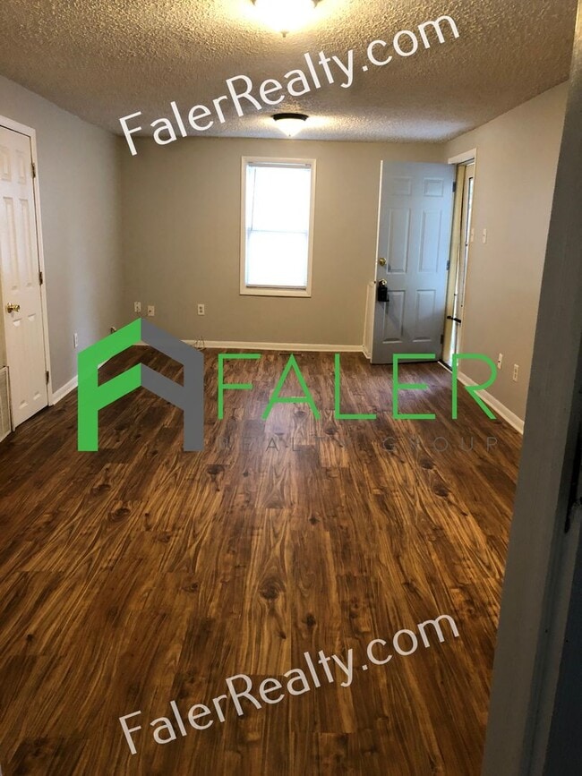 Building Photo - Huge Yard and Charming Home!