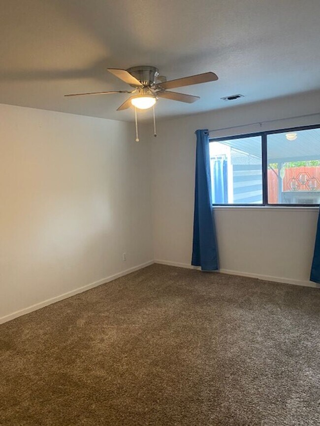 Building Photo - Beautiful Home w/ Pool - Country Oaks Subdivision