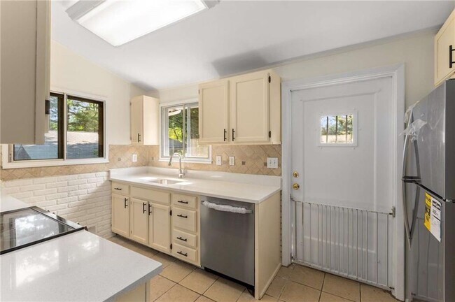 Building Photo - 2132 Fairway Cir NE