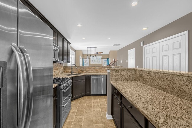 Building Photo - 3 Bedroom, 2 1/2 Bathroom End Unit Townhome in Greensboro