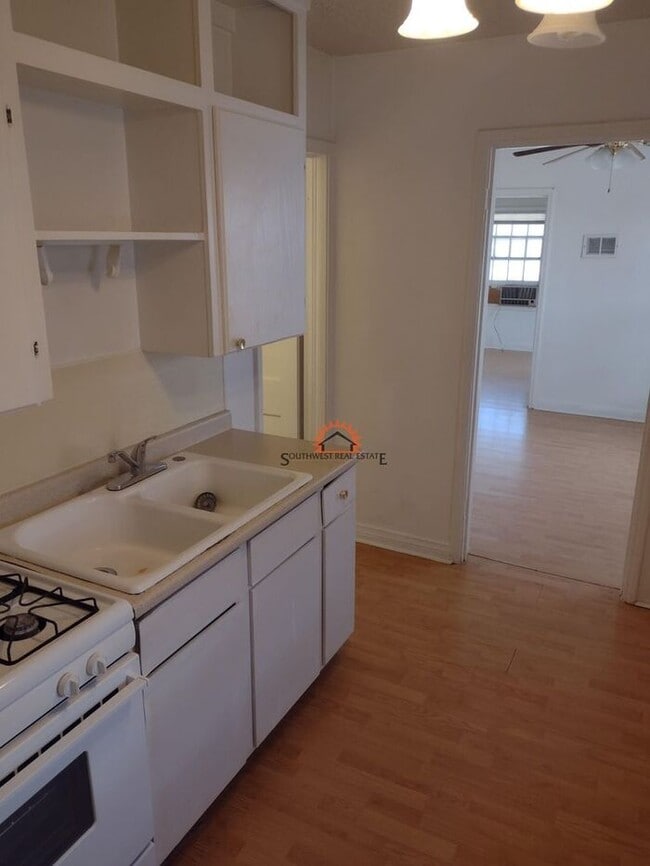 Building Photo - Large 1 Bed Apartment ALL BILLS PAID