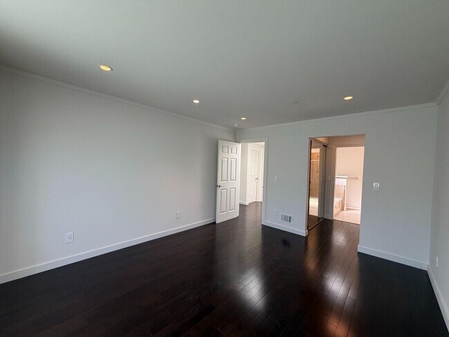 Building Photo - 2050 Divisadero St