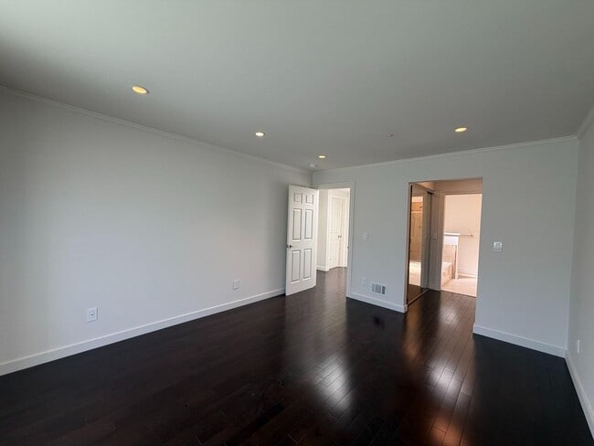 Building Photo - Luxury Pacific Heights 3BD/2.5BA with Private Rooftop Deck