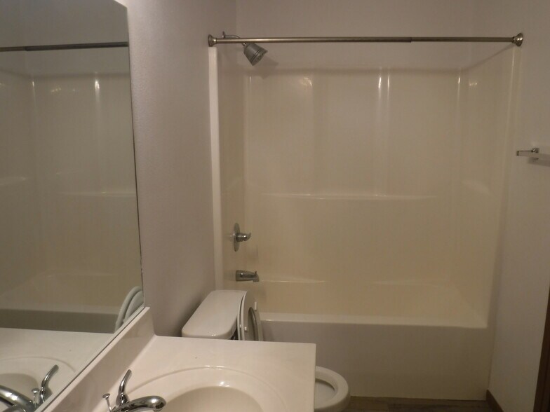 Building Photo - 5606 Valley View Dr