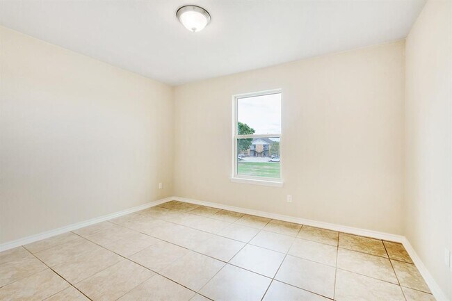 Building Photo - 2200 Creekside Ln