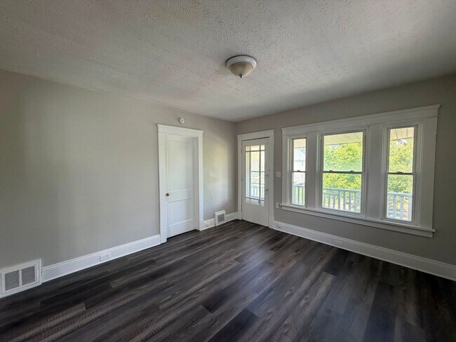 Building Photo - 10012 Manor Ave