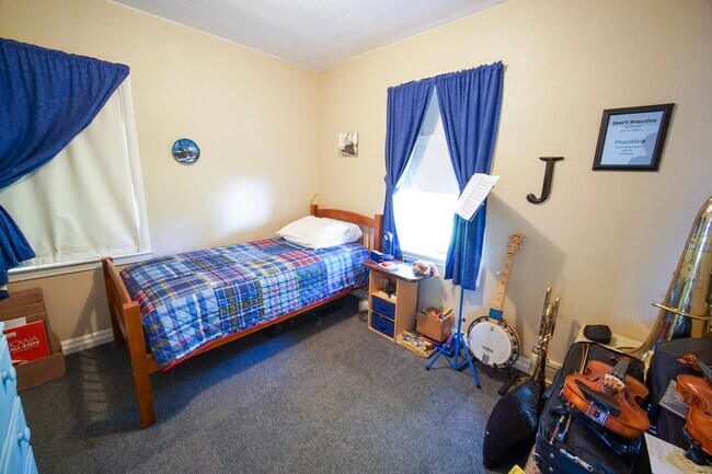 Bed 2 - 1310 W 7th St
