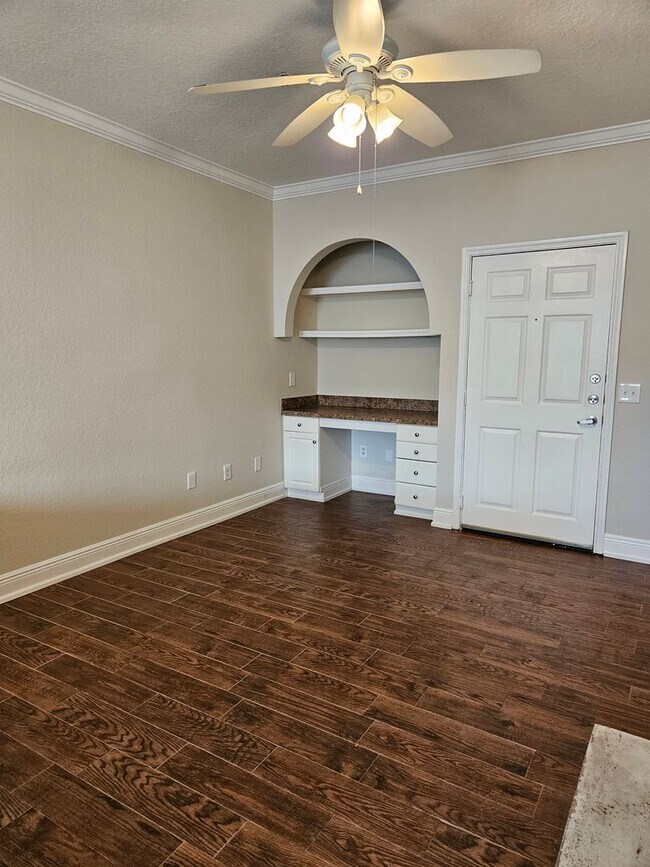 Building Photo - Downtown 1/1 Condo pool view & fireplace with free water/sewer
