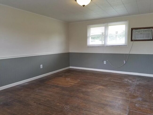 Building Photo - Two Bedroom House With Spacious Yard On Whipple Drive