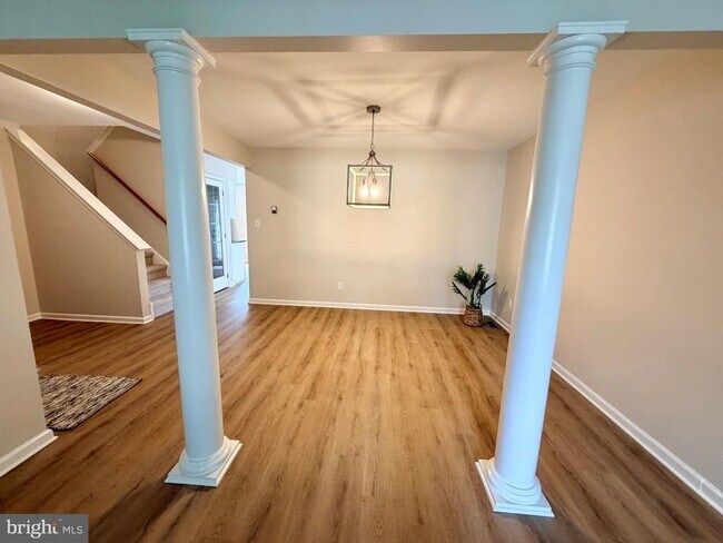 Building Photo - 1422 Oxford Cir