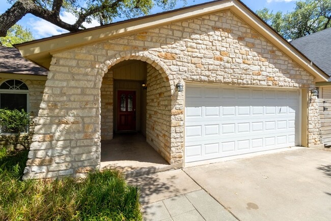 Building Photo - Gorgeous 3 Bedroom, 2 Bathroom Home in Aus...