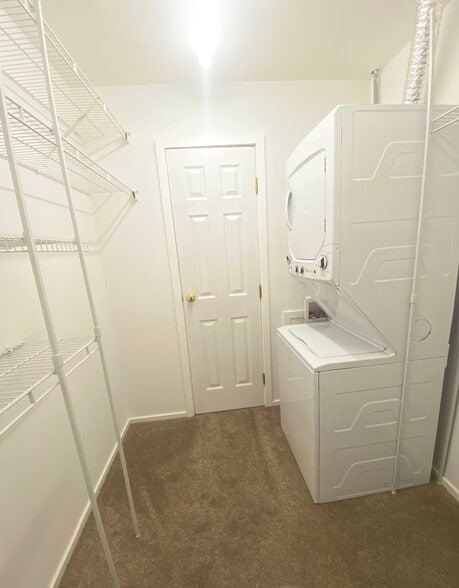 Walk-Through Closet - 105 E Ticonderoga Dr