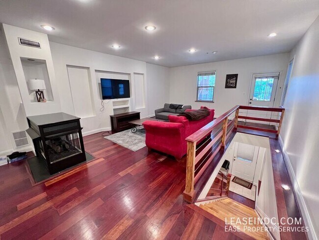 Building Photo - 3573 Warder St NW