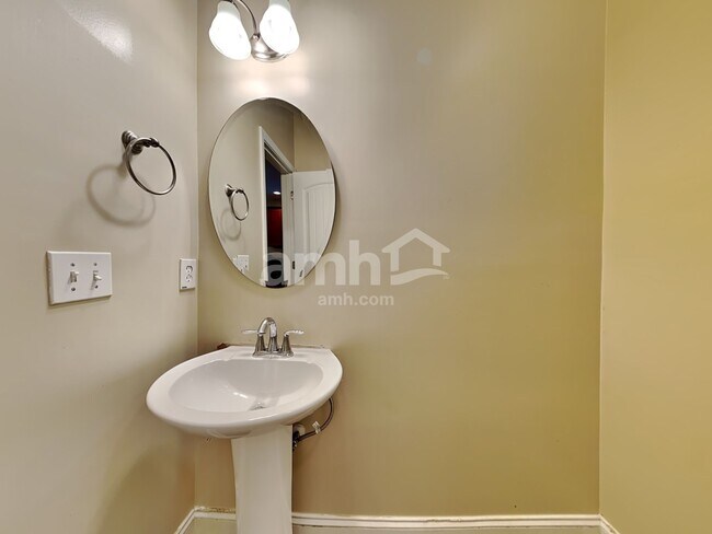 Building Photo - 8824 Shadowglen Dr