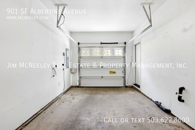 Building Photo - 901 SE Albertine St