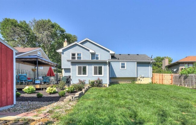 Building Photo - Spacious Tri-Level Home With Modern Upgrad...