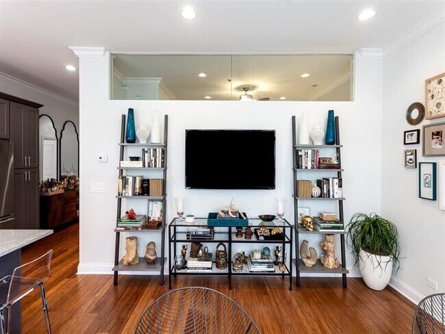 Building Photo - 124 W Polk St