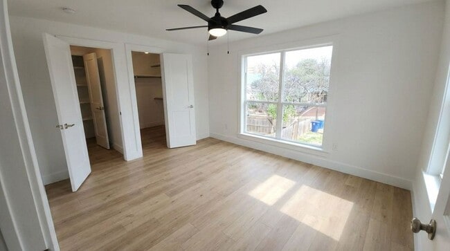 Building Photo - Spacious House across the street from UT - large deck and balcony with great views.