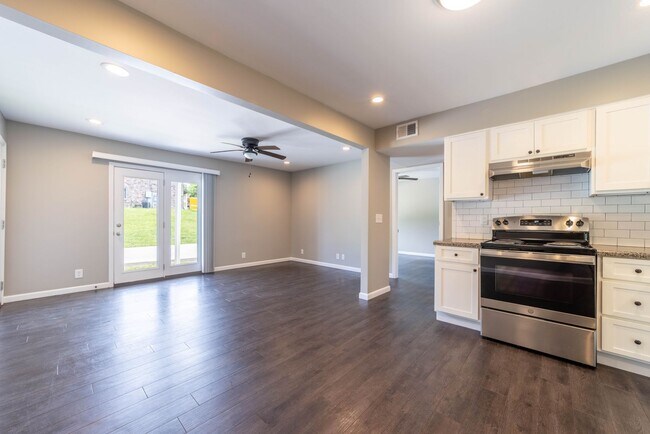 Building Photo - The Sycamore – 1-Bdrm