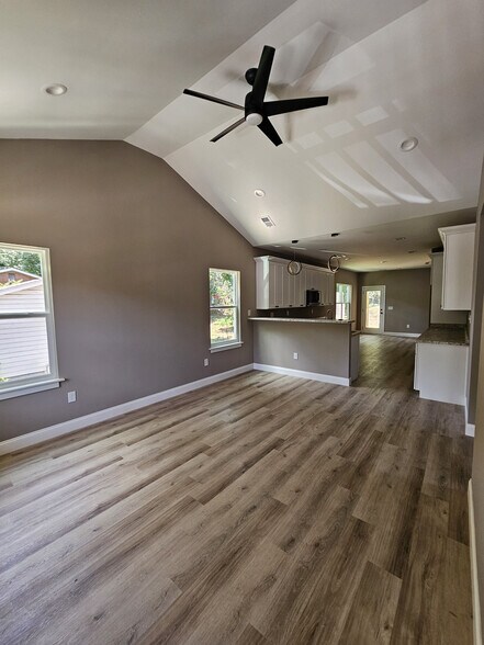 Building Photo - 305 Appian Dr