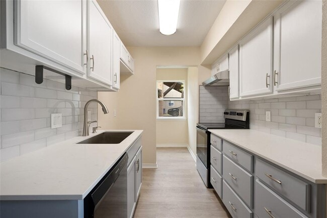 Building Photo - 6903 Woodhue Dr