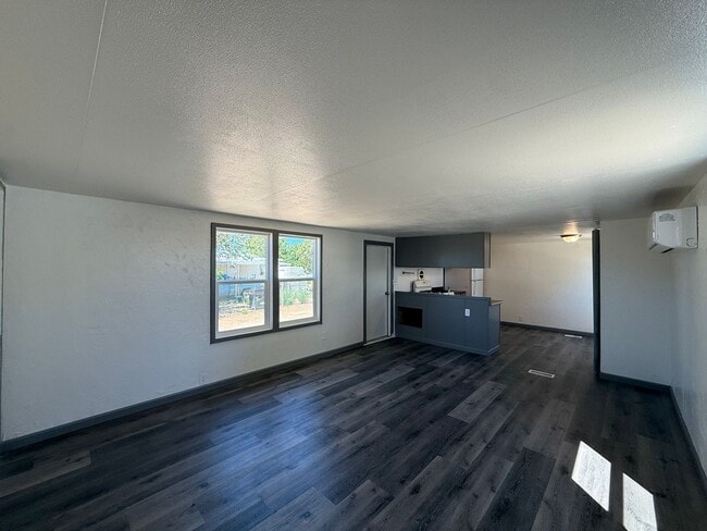 Building Photo - 3 Bedroom 2 Bathroom Mobile Home