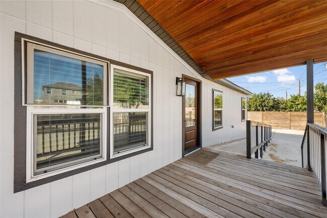 Building Photo - 624 S Old Stagecoach Rd