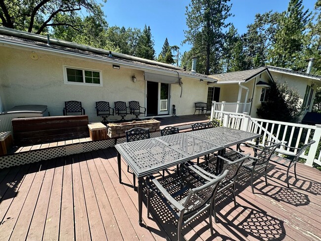 Building Photo - Stunning 4 Bedroom 3 Bathroom House with a...