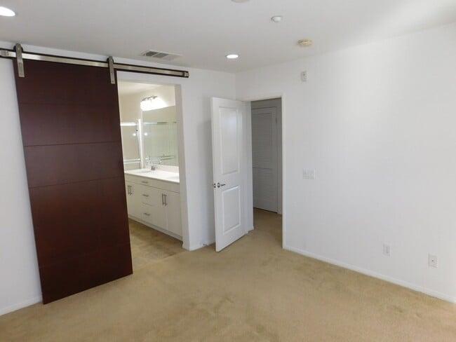 Building Photo - Beautiful Tri Level 2 Bed 2.5 Bath Single ...