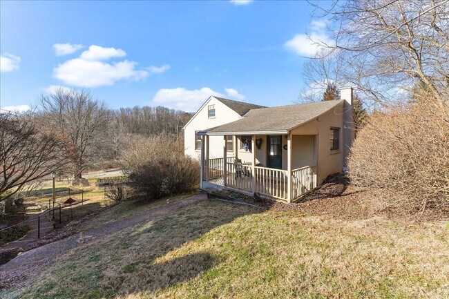 Building Photo - 825 Creek Rd